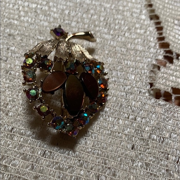 None Jewelry - Elegant Gold and Brown Leaf Brooch